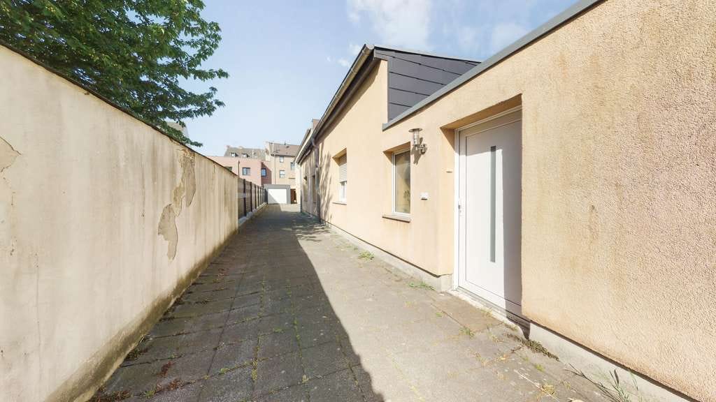 Immobilie in Mönchengladbach - MG-Pesch: Mehrfamilienhaus mit 6 Wohneinheiten plus Garagen – mit Mietsteigerungspotential - Bild 4
