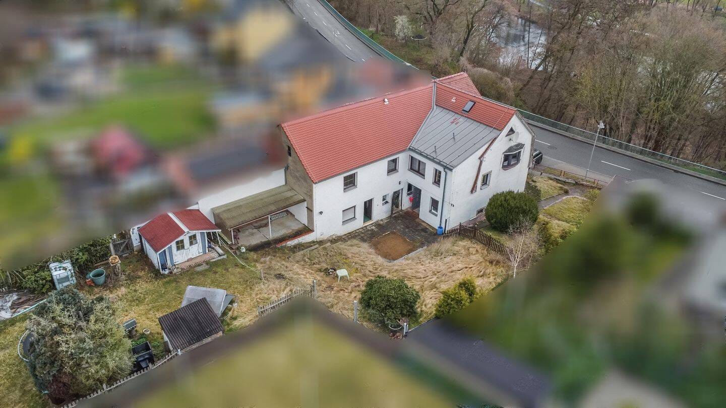 Immobilie in Colditz - Charmante Doppelhaushälfte mit zwei Wohneinheiten und Garagen - Bild 1