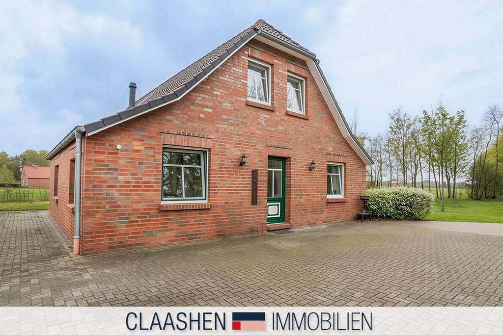 Immobilie in Upgant-Schott - Einfamilienhaus mit Weitblick, Kamin und großem Garten - Bild 0