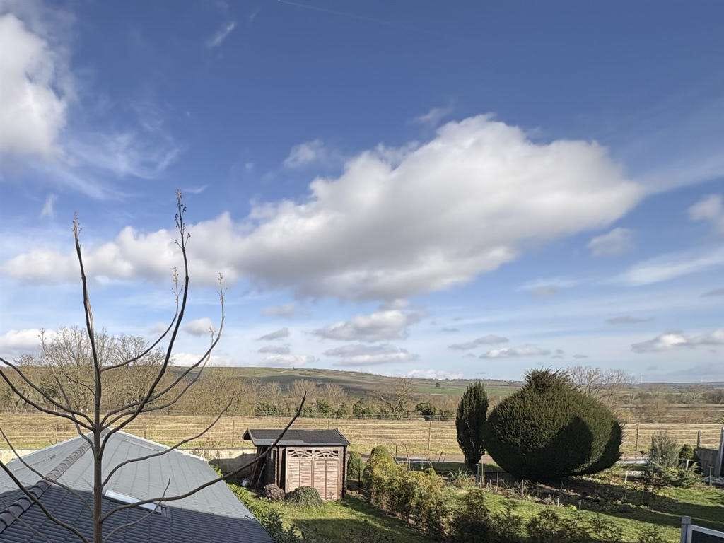 Immobilie in Stadecken-Elsheim - Großzügiges Einfamilienhaus mit Terrasse und Garten in Feldrandlage - Bild 2