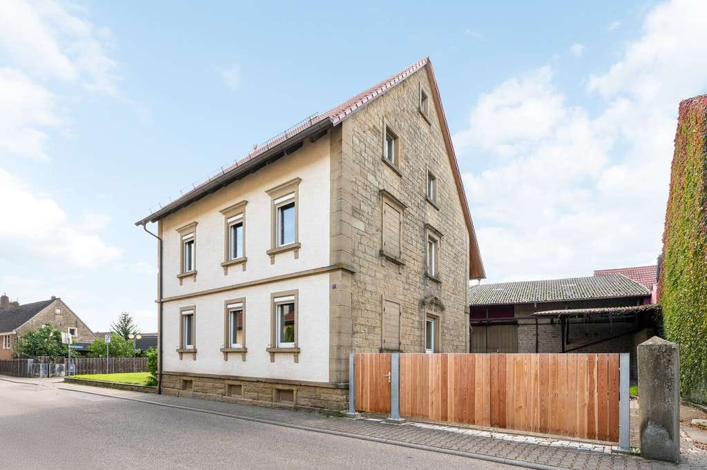 Immobilie in Sulzfeld - 2-Famillienhaus mit großer Scheune – teilsaniert, ideal für Handwerker! - Bild 0