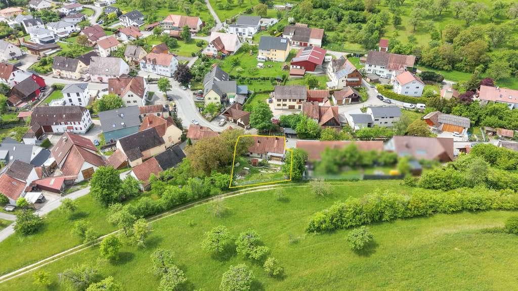 Immobilie in Engen - Charmantes Wohnhaus mit vielseitigen Ausbaureserven, großem Hanggrundstück und drei Garagen - Bild 3
