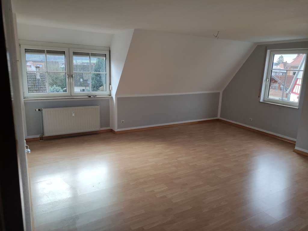Immobilie in Urbach - Großzügiges Maisonette-Juwel in Urbach. Lichtdurchflutetes Wohnen mit Weitblick & Westbalkon - Bild 4