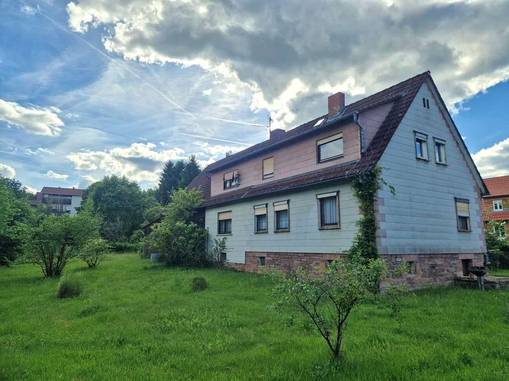 Immobilie in Jossgrund - Zweifamilienhaus mit großem Grundstück, Scheune & viel Potenzial - Bild 1