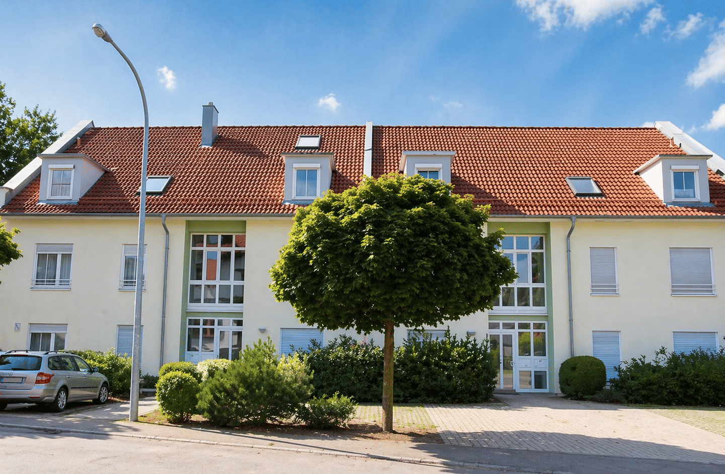 Immobilie in Pfullendorf - 3 Zimmer plus ausgebautes Dachgeschoss inkl. TG und Einbauküche - Bild 0
