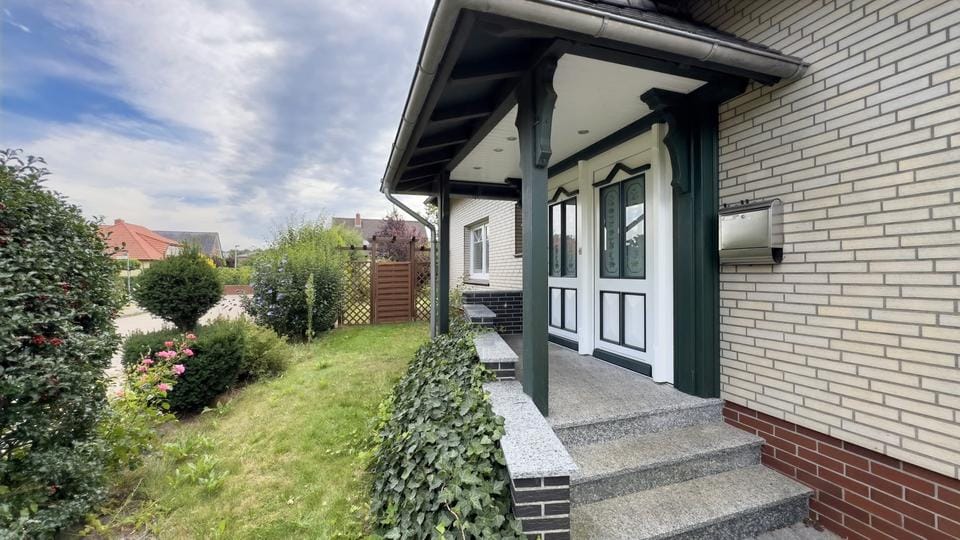 Immobilie in Barnstorf - Vermietetes Einfamilienhaus mit großem Garten, Kaminofen und Garage in gepflegtem Zustand - Bild 0
