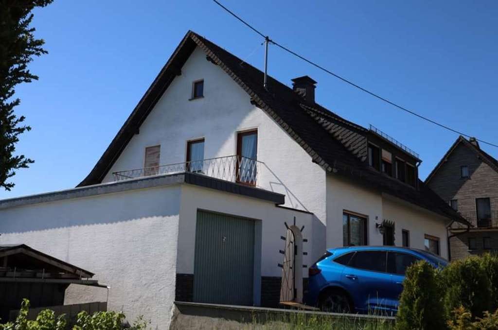 Immobilie in Schüller - Geräumiges 2-Familienhaus in wunderschöner Lage mit Garten, Doppelgarage und Fernsicht, Schüller 11 - Bild 3