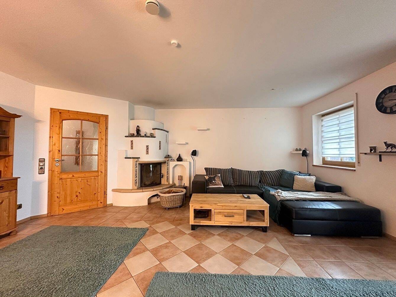 Immobilie in Aying - Erdgeschosswohnung mit Kachelofen, überdachter Terrasse und eigenem Garten! - Bild 2