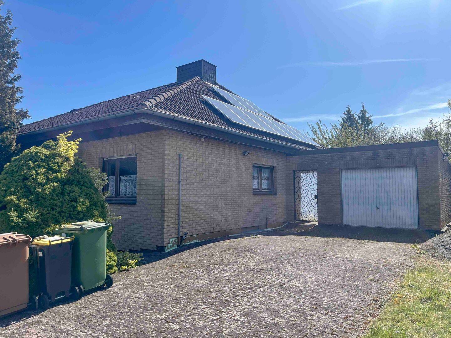 Immobilie in Calden - Massiv gebauter Bungalow mit großem Grundstück in toller Lage von Calden-Westuffeln - Bild 0