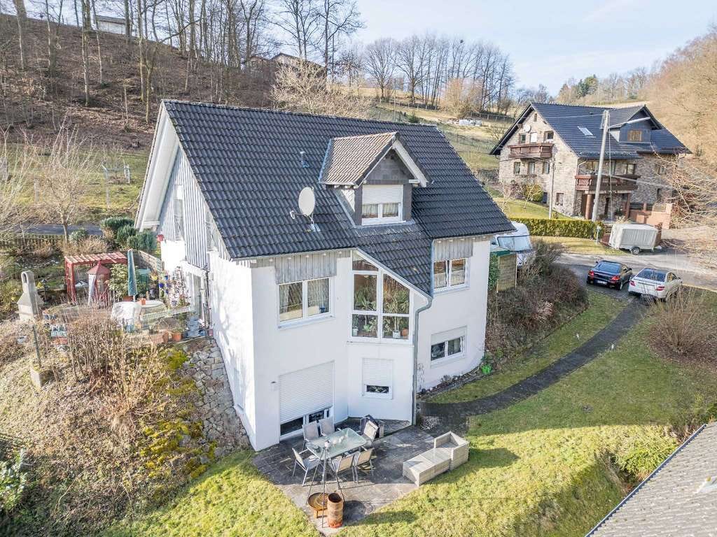 Immobilie in Reichshof - Vielseitiges Einfamilienhaus mit Einliegerwohnung in naturnaher Lage von Reichshof-Brücherm - Bild 0