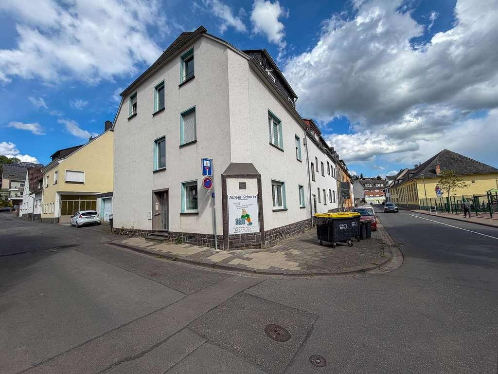 Immobilie in Mayen - Attraktives Mehrfamilienhaus mit vier vermieteten Wohnungen und Potenzial - Bild 1