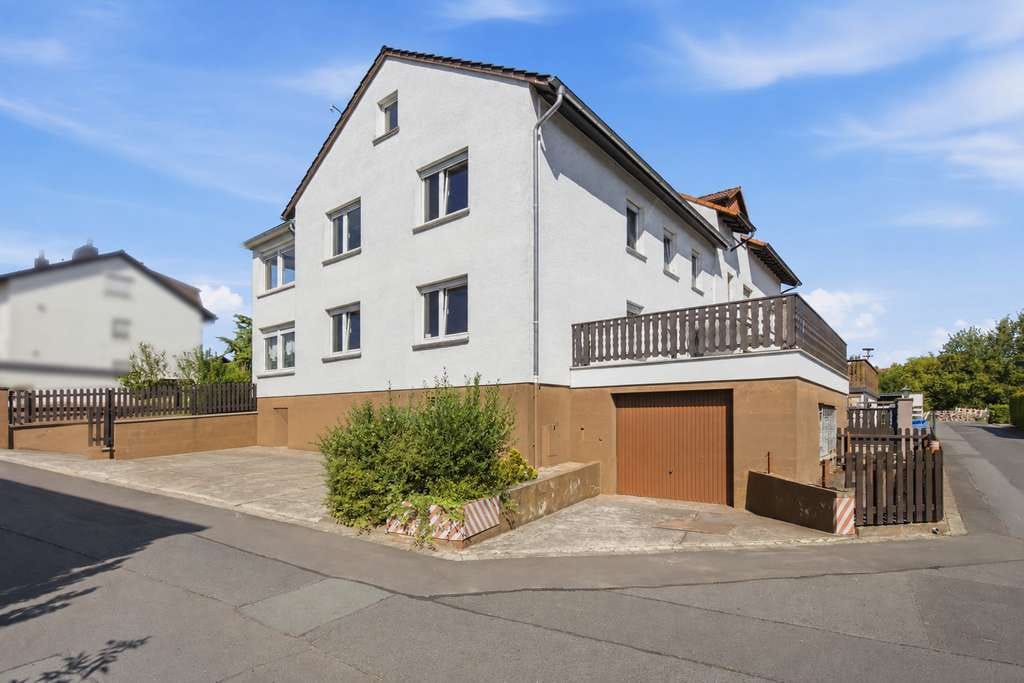 Immobilie in Freigericht - Zweifamilienhaus mit Entwicklungspotenzial – renovierungsbedürftig inklusive möglichem Bauplatz für  - Bild 1