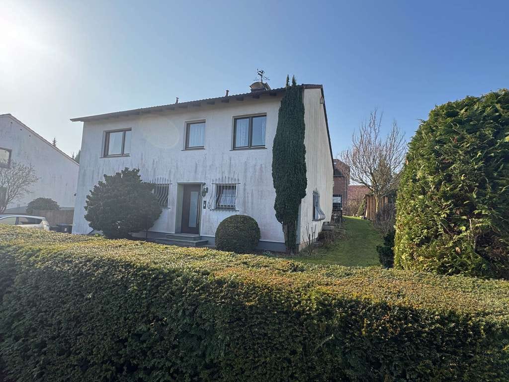 Immobilie in Barntrup - Großzügiges Einfamilienhaus mit Sauna, Garten & viel Gestaltungsspielraum - Bild 1
