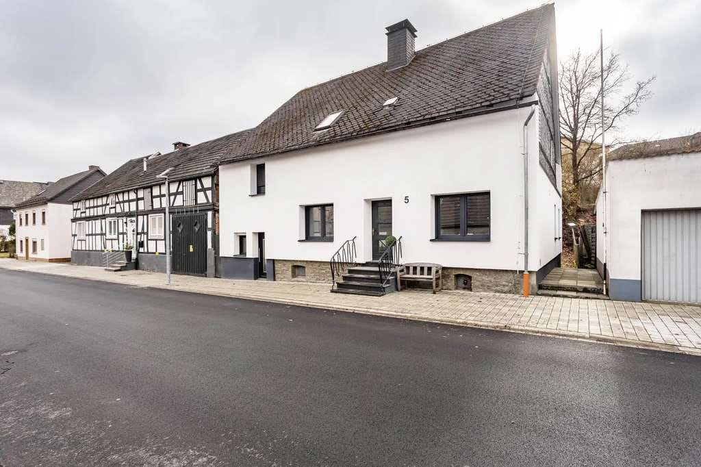 Immobilie in Medebach - Mehr Platz geht kaum: Familienhaus mit 9 Zimmern, Garten & Finanzierungsvorteil - Bild 1