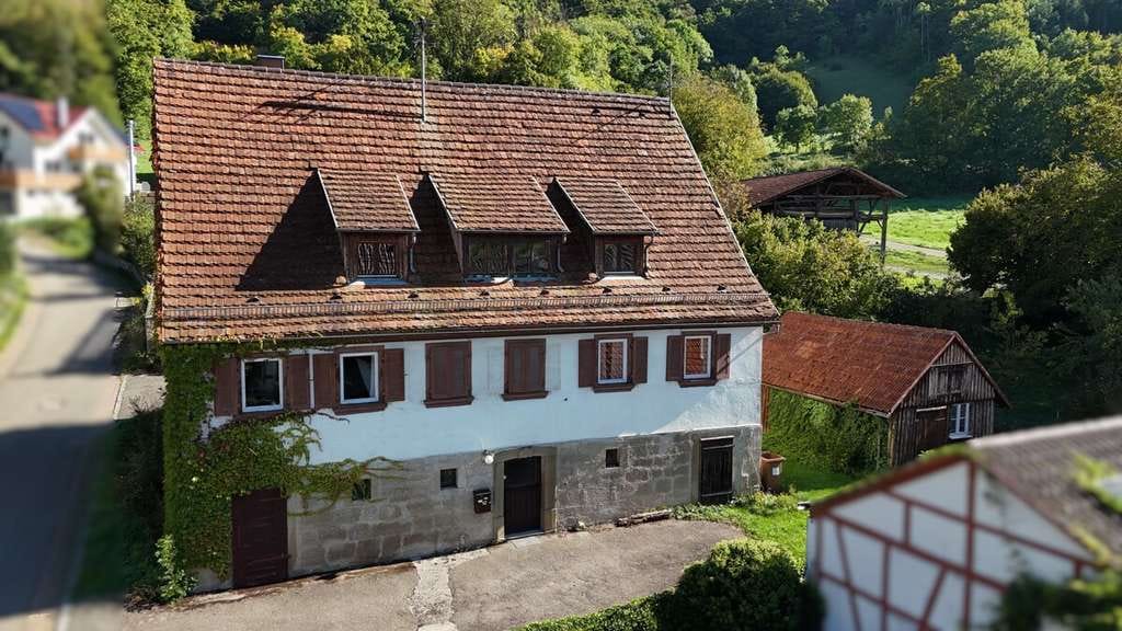 Immobilie in Wolpertshausen - DENKMALGESCHÜTZTES
ZWEIFAMILIENWOHNHAUS 
IN UNTERSCHEFFACH - Bild 0