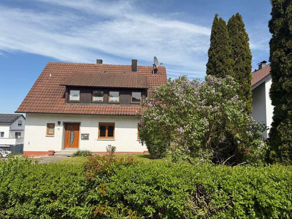 Immobilie in Allmersbach im Tal - Vielseitiges Zweifamilienhaus mit großem Grundstücksparadies in ruhiger Lage von Heutensbach - Bild 1