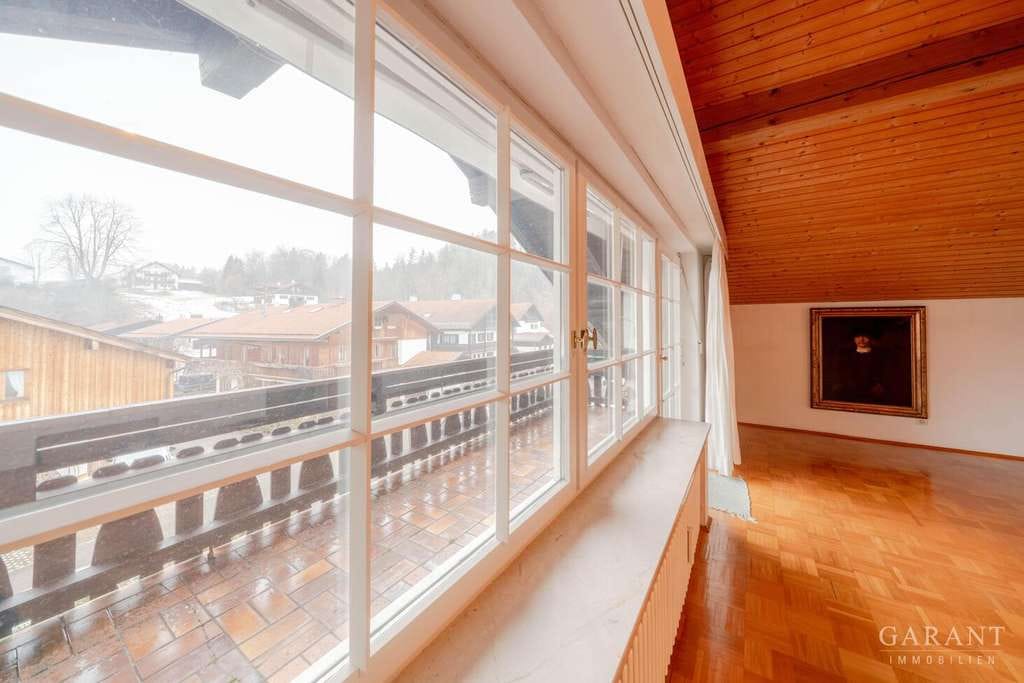 Immobilie in Wackersberg - Große 2 Zimmer-Dachgeschoss-Wohnung mit Ost- und Westbalkon in ruhiger Lage im Kreis Tölz - Bild 1
