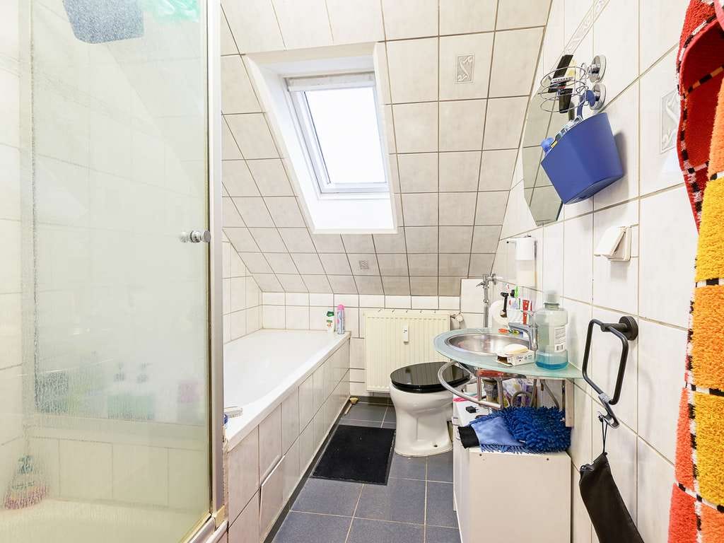 Immobilie in Karlsbad - Zwei Wohnungen, eine Investition: Vermietetes 2-Familien-Wohnhaus ideal für Kapitalanleger - Bild 3