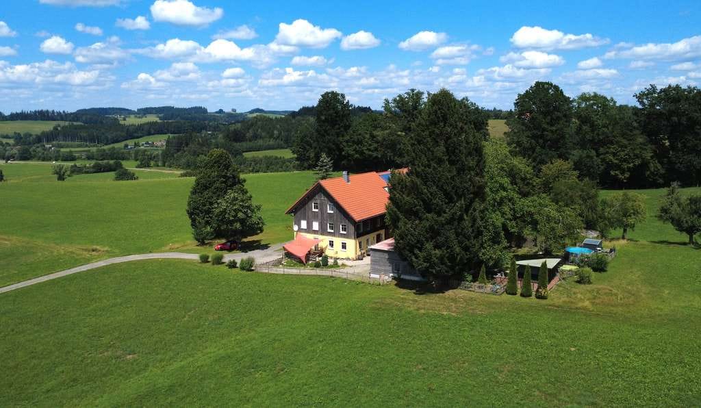 Immobilie in Hergatz - In sonniger Alleinlage - Ruhig gelegene kernsanierte Bauernhaus - Hälfte nahe Wangen - Bild 0