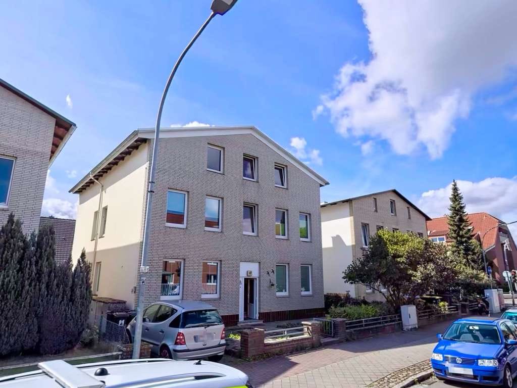 Immobilie in Stockelsdorf - Mehrfamilienhaus mit Entwicklungspotenzial und Stellplatz in Stockelsdorf/Lübeck - Bild 0
