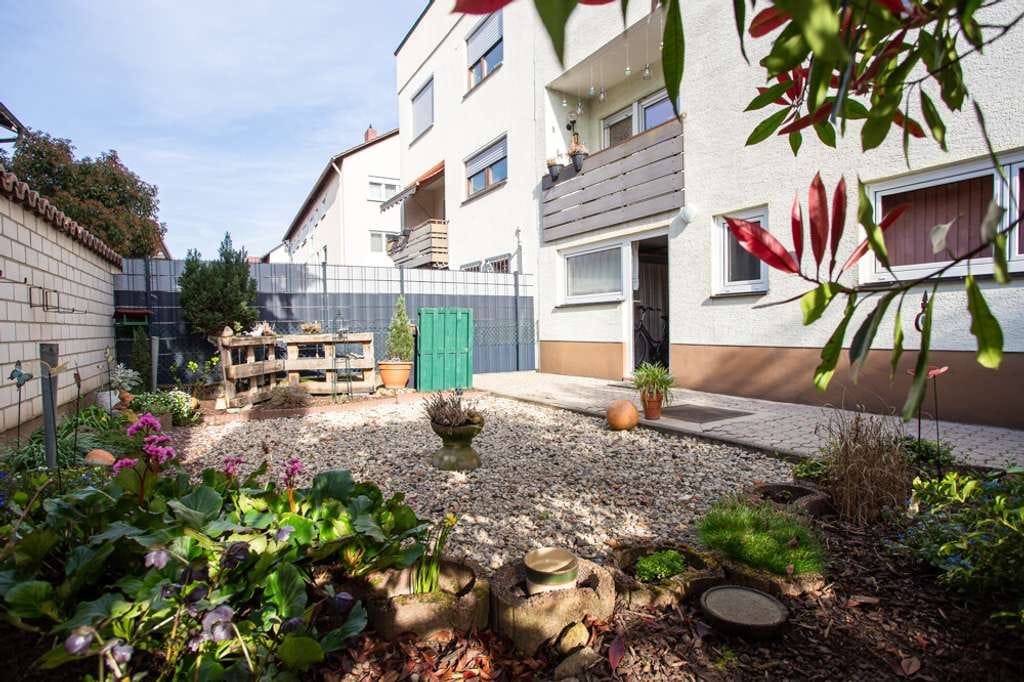 Immobilie in Schifferstadt - Wohl - Fühl Reihenmittelhaus mit drei Loggen, Garten, Garage sowie Stellplatz - Bild 0
