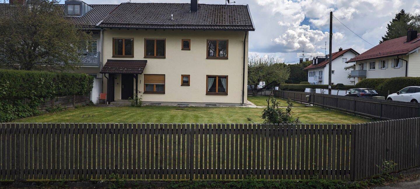 Immobilie in Aying - 2 Familienhaus mit Potenzial -  zentral gelegen mit S - Bahn - Anbindung - Bild 1