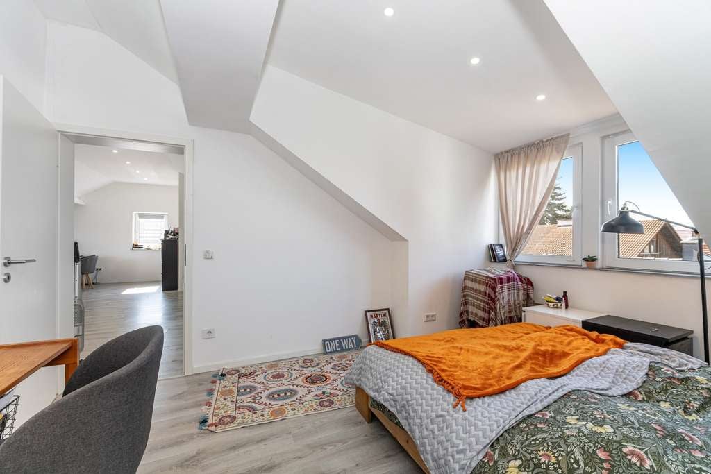 Immobilie in Hohenbrunn - Modernes Wohnen im Dachgeschoss – stilvolle 3-Zimmer-Wohnung mit Charme - Bild 5