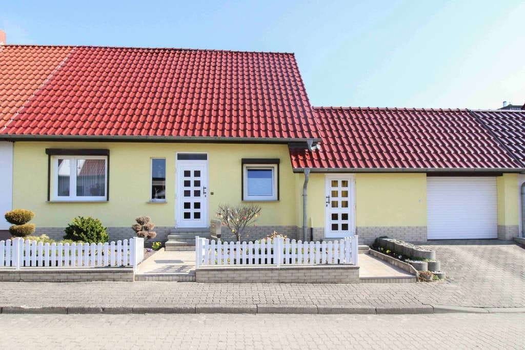 Immobilie in Ribnitz-Damgarten - Charmantes Reihenmittelhaus mit Einlieger-/Ferienwohnung inklusive großem Grundstück und Garage - Bild 0