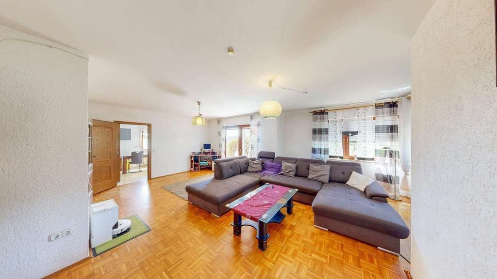 Immobilie in Gemünden am Main - Wohnen mit Weitblick: Familienhaus im Grünen mit Blick ins Maintal - Bild 3