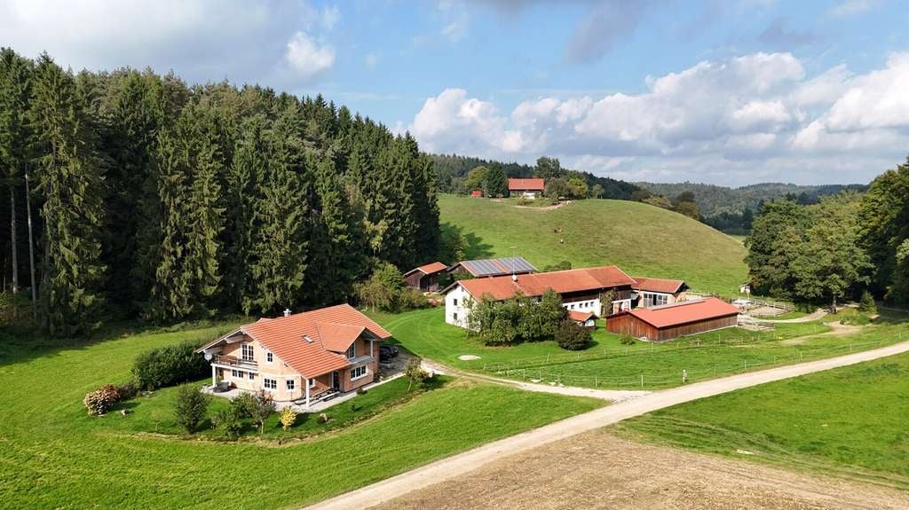 Immobilie in Haiming - Einzigartiger Pferdehof in traumhafter Alleinlage – Naturparadies mit Wiesen, Wald und Pferdehaltung - Bild 1