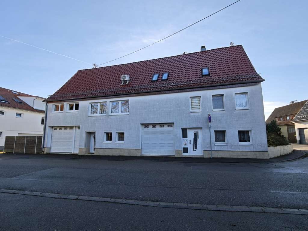 Immobilie in Tiefenbronn - Starke Kapitalanlage - 5-Familienhaus mit Ausbaupotential - Bild 1