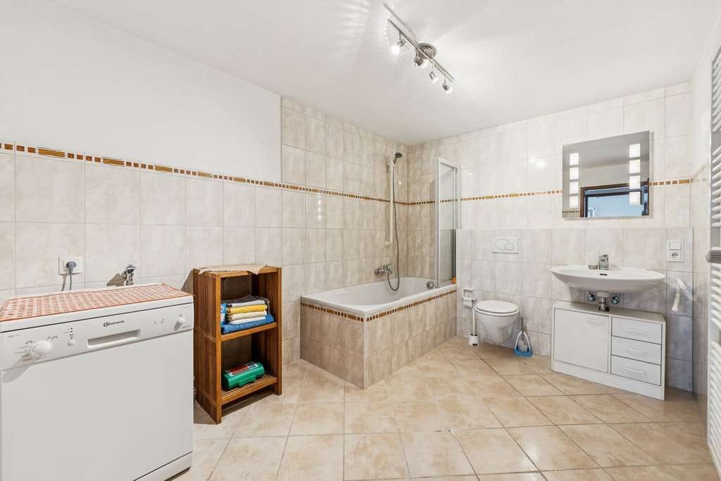 Immobilie in Zell im Wiesental - Wohn- und Geschäftshaus mit Potenzial, Ideal für Handwerker, Unternehmer und Investoren - Bild 4
