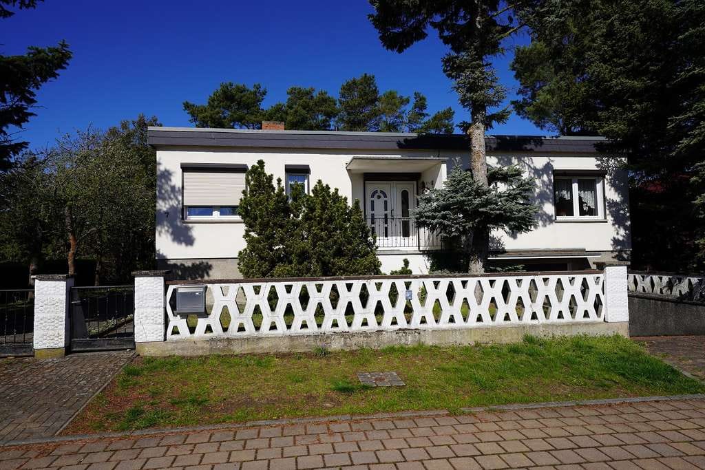 Immobilie in Zielitz - Colbitz-Bungalow mit Garage, großem Nebengebäude, Terrasse und überdachten Freisitz in ruhiger Lage - Bild 1