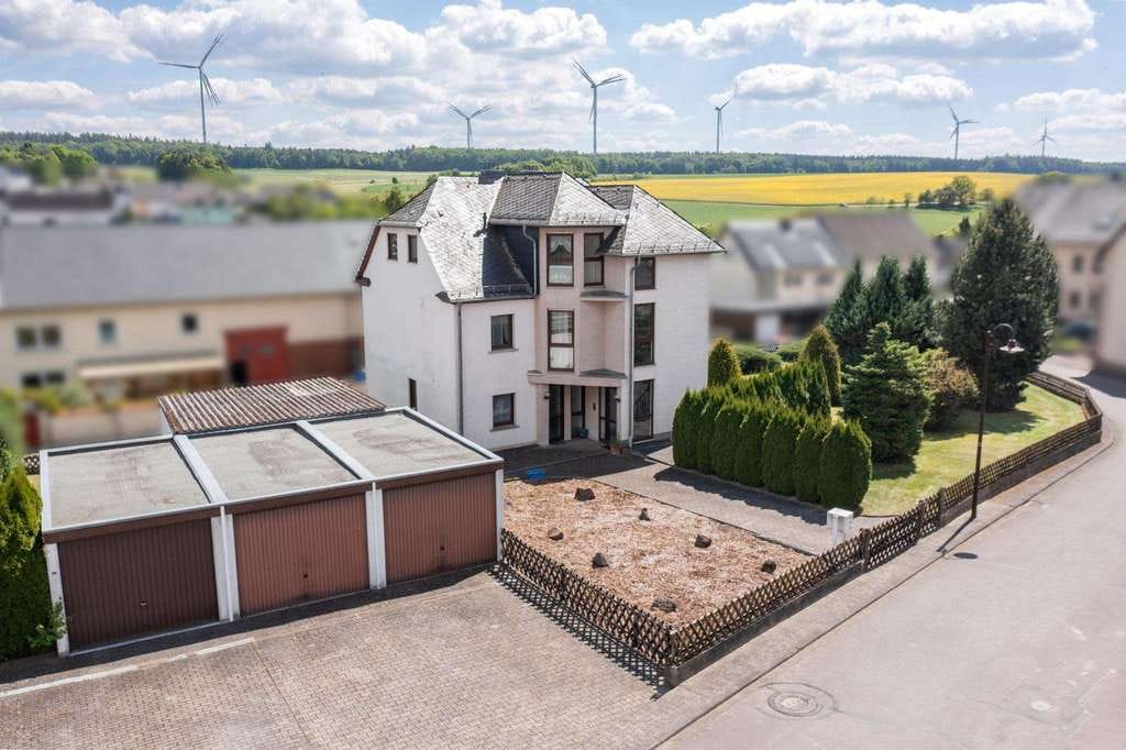 Immobilie in Kisselbach - Gepflegtes Dreifamilienhaus mit Anbau und Garagenhof auf weitläufigem Baugrundstück - Bild 2