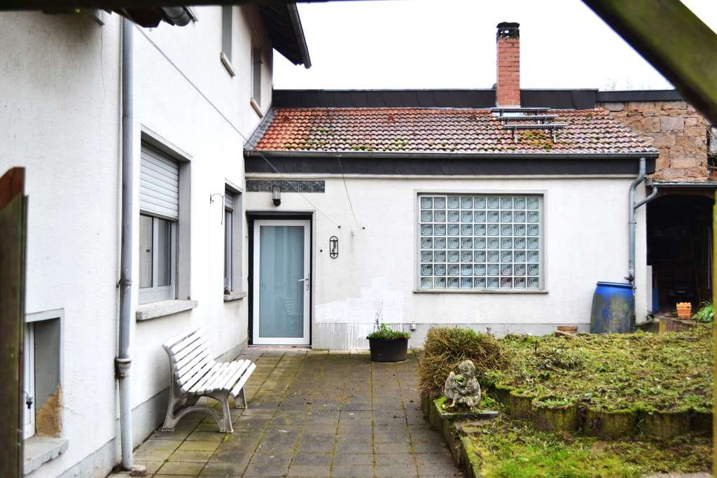 Immobilie in Duchroth - Teilmodernisiertes Wohnhaus, Dachterrasse mit unverbaubarer Aussicht, Garten und Garage - Bild 3