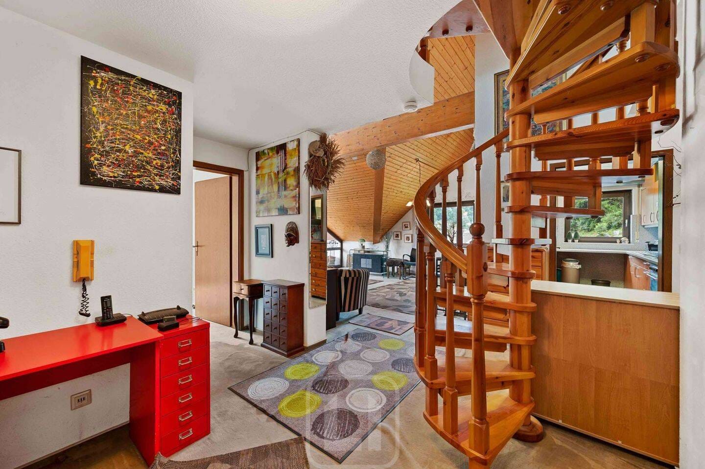 Immobilie in Neuenbürg - Stilvolle DG-Wohnung mit Galerie - Panorama auf die Enz | Garage | 116,30 m² Wohnfläche - Bild 2