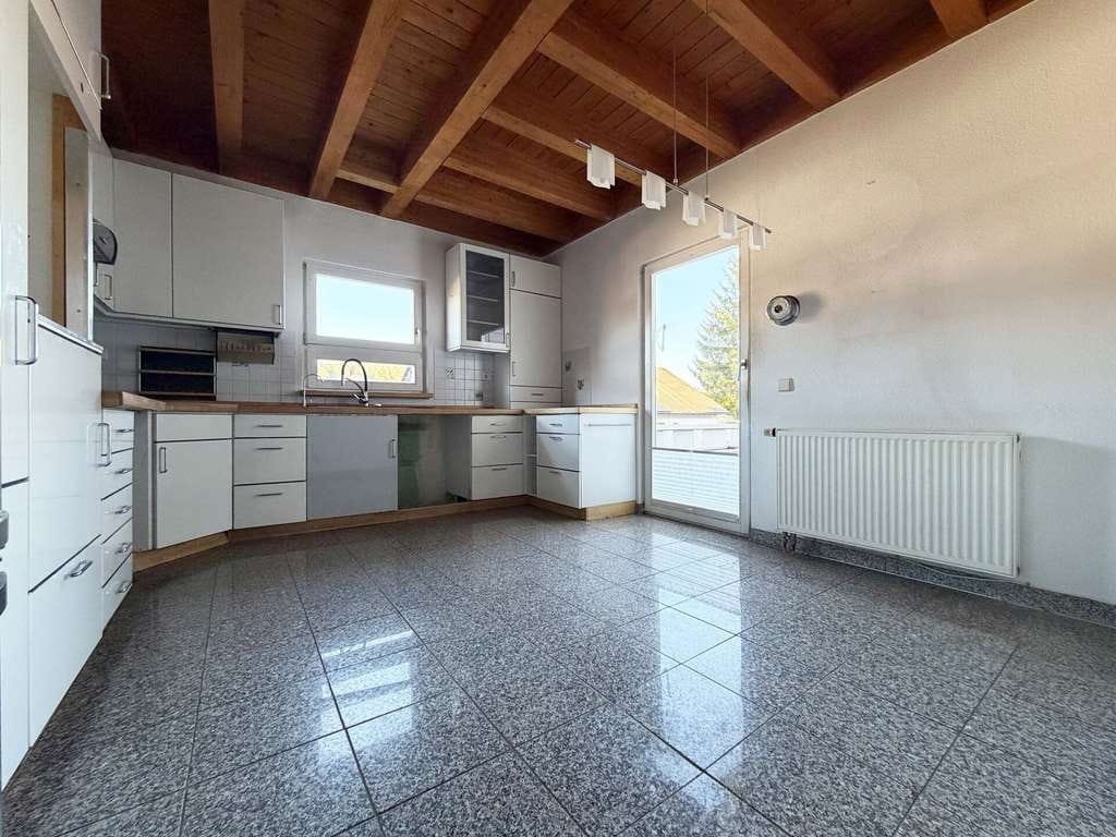 Immobilie in Schonach im Schwarzwald - Zuhause fürs Herz. 6 helle Zimmer auf 186 m². Tolle Einliegerwohnung. Herrlicher Garten.
2 Garagen. - Bild 4