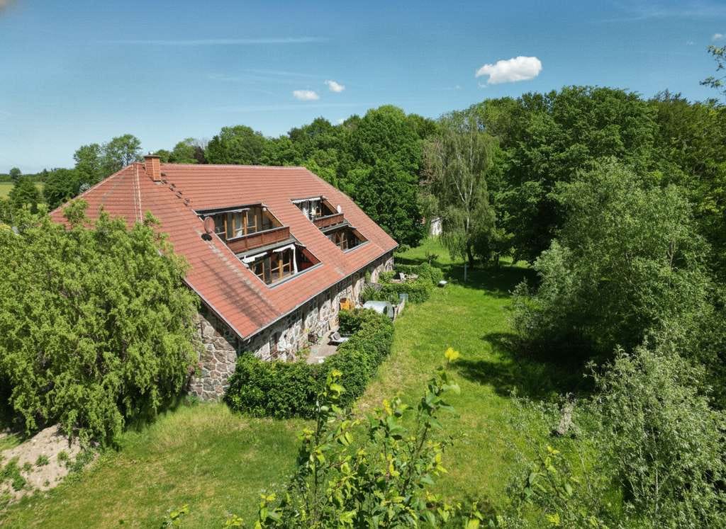 Immobilie in Karlsburg - Naturnah wohnen mit Stil – großzügige Wohnung in kernsaniertem Feldsteinhaus - Bild 0