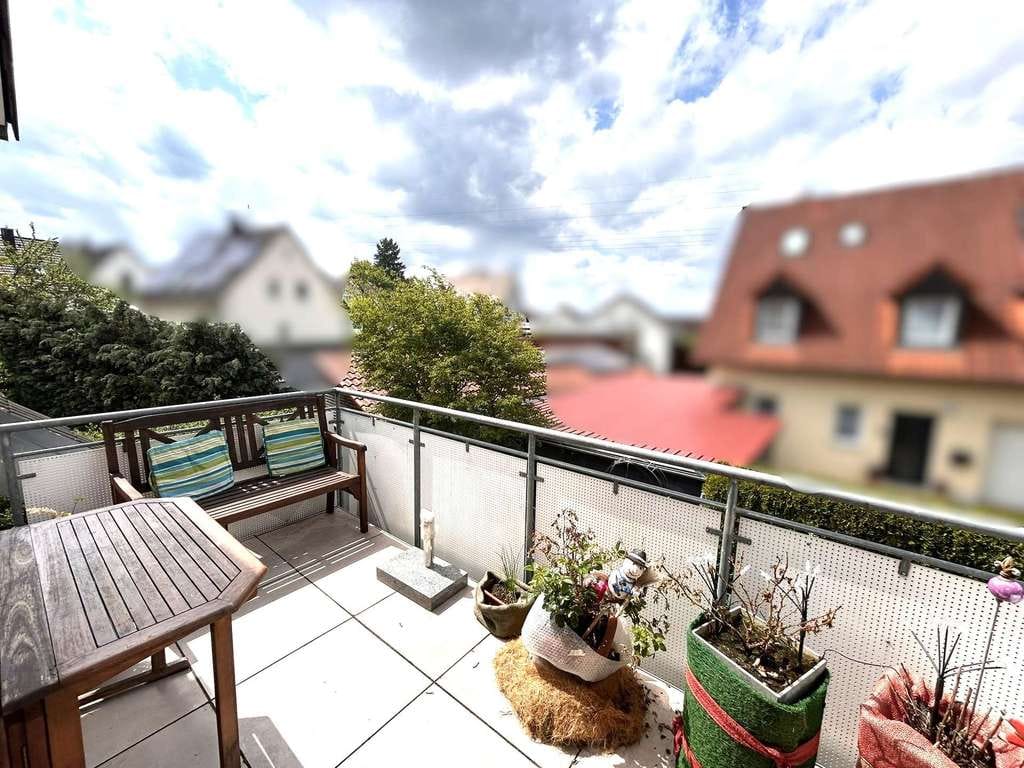 Immobilie in Schirmitz - Etwas ganz Besonderes: Maisonette-Wohnung in ruhiger Toplage mit EBK, sonnigem West-Balkon & Garage - Bild 4
