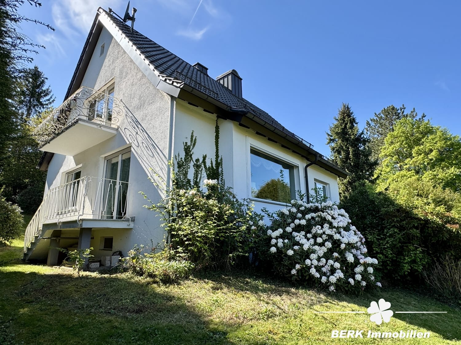 Immobilie in Bessenbach - BERK Immobilien - Privates Wohnidyll im Grünen – Stilvoll leben auf parkähnlichem Grundstück - Bild 2