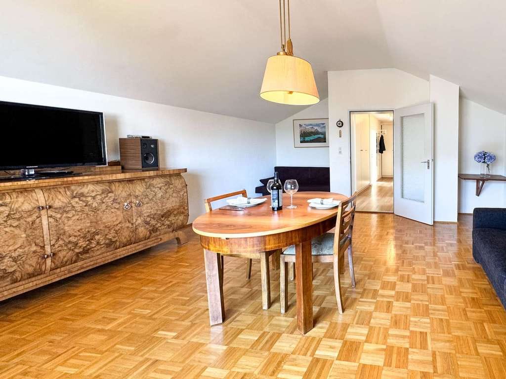 Immobilie in Chiemsee - Charmante Dachgeschosswohnung mit Garage und Potenzial in zentraler Lage - Bild 2