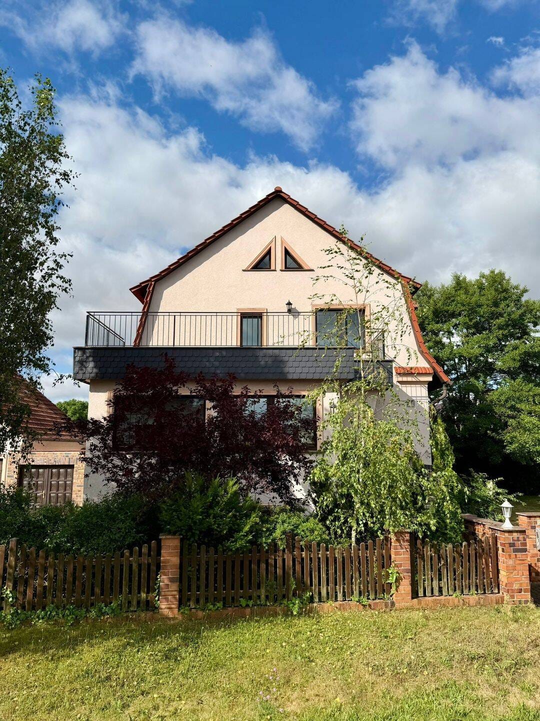 Immobilie in Jessen (Elster) - Gepflegtes Mehrfamilienhaus mit großem Grundstück, Nebengebäude, PV-Anlage und vielfältigen Nutzungsmöglichkeiten - Bild 2