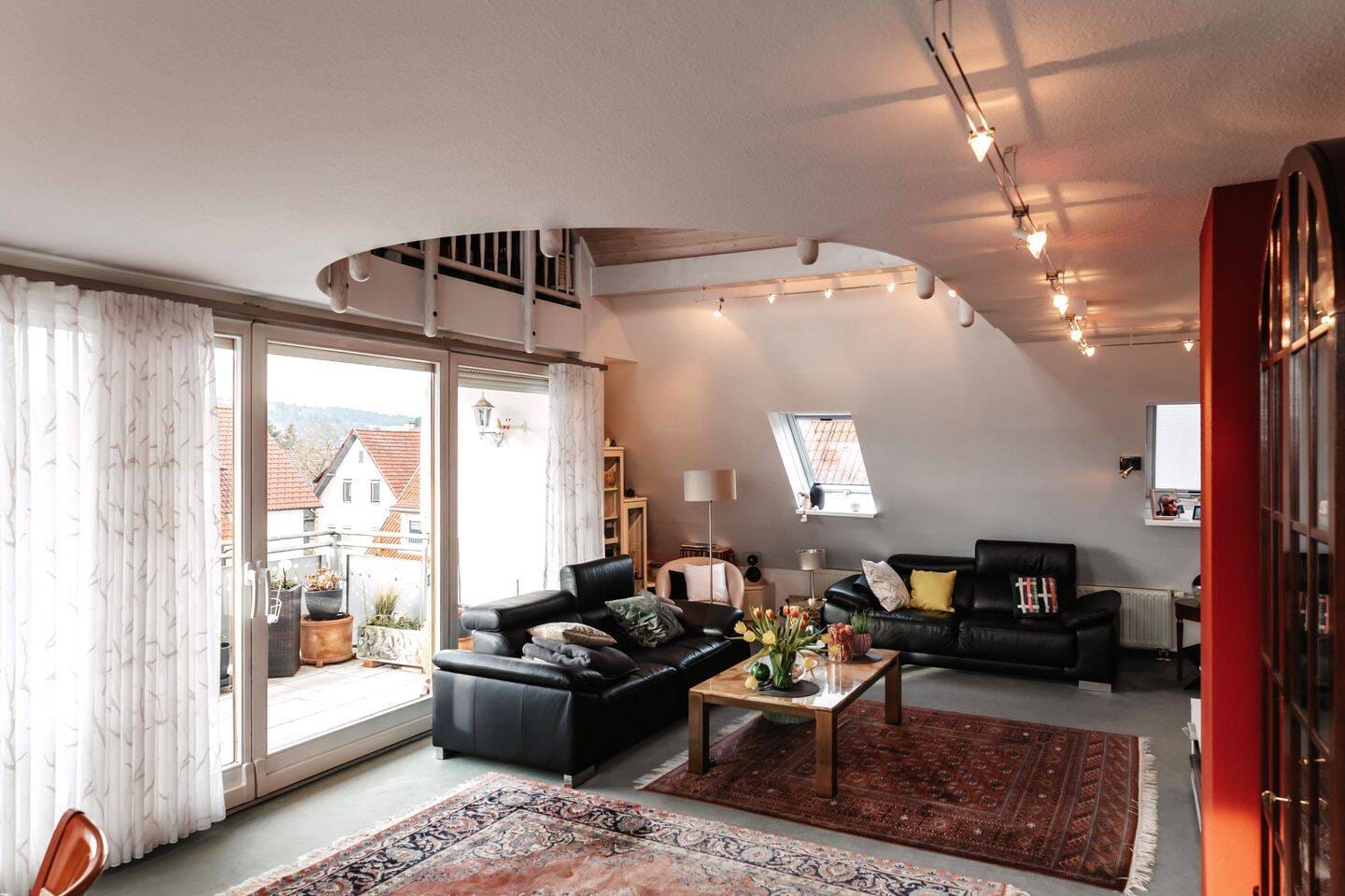 Immobilie in Simmozheim - Wohnen über zwei Ebenen: Galerie, Südbalkon, 4 Zimmer | 2 Bäder | 2 Stellplätze | Energieeffizienz C - Bild 3