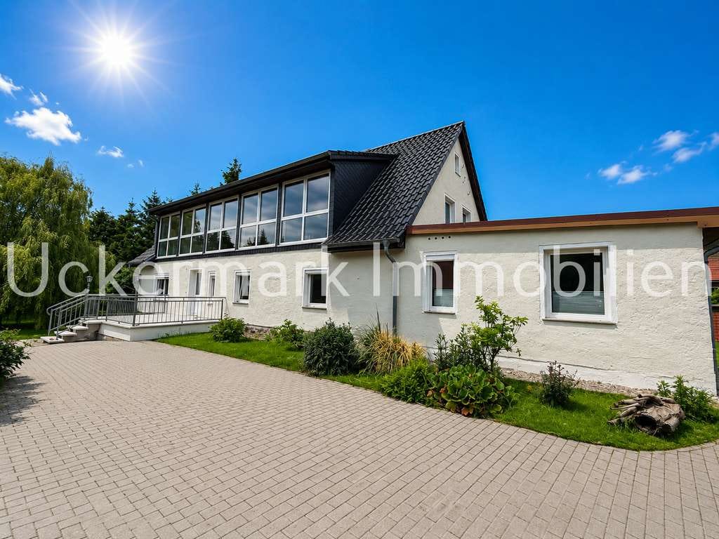 Immobilie in Woldegk - Alle dürfen mit...Familie, Freunde, Oma, Opa Hund und Katze...in das große Haus auf großem Grundstüc - Bild 0