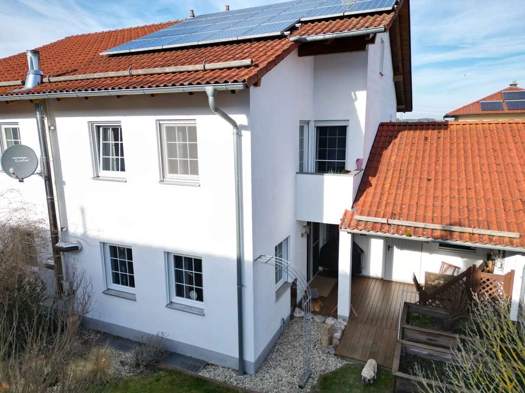 Immobilie in Vilsbiburg - Hochwertige Doppelhaushälfte mit Kamin, Garten & viel Platz – Wohnen in familienfreundlicher Lage - Bild 1