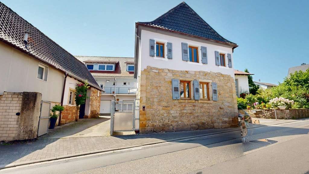 Immobilie in Klingenmünster - ~~ HAUS IN KLINGENMÜNSTER ( ALS WOHNEIGENTUM, 2 STELLPLÄTZE, ANBAU, OHNE GARTEN ) ~~ - Bild 1