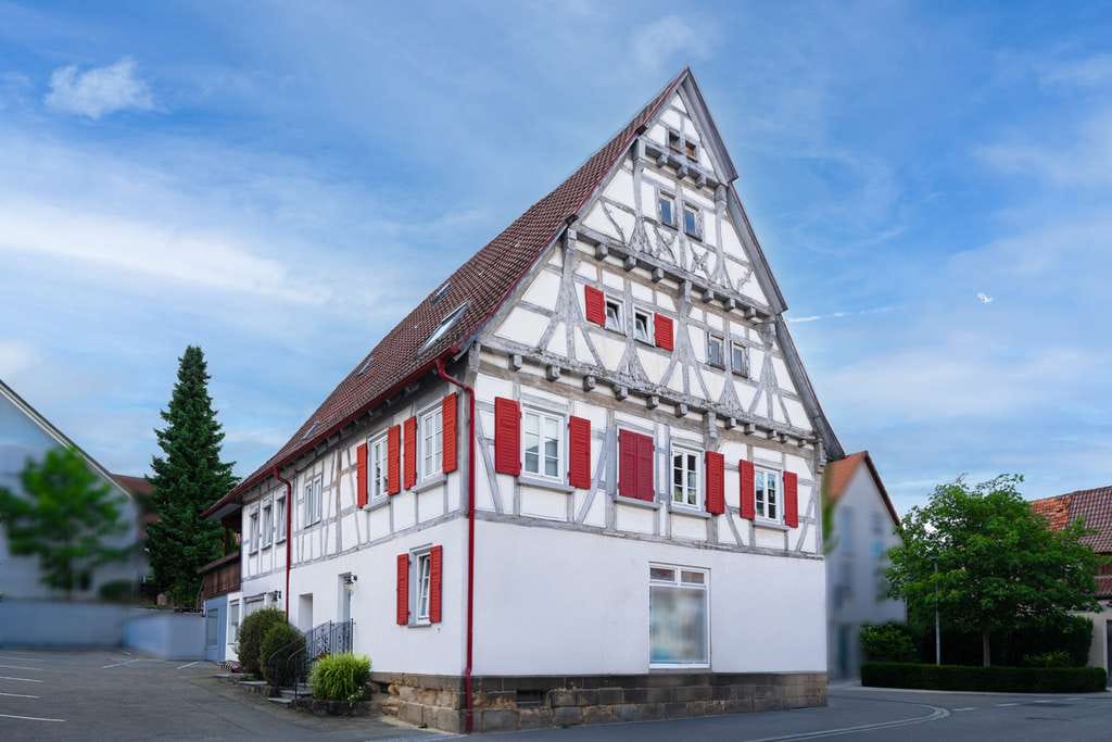 Immobilie in Holzgerlingen - Liebhaberobjekt - Wohn- und Geschäftshaus im Fachwerkstil - Bild 1