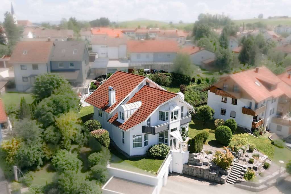 Immobilie in Buchenberg - Erhaben.Exklusiv.Einzigartig. - Repräsentatives Einfamilienhaus in naturnaher Wohnlage in Buchenberg - Bild 2
