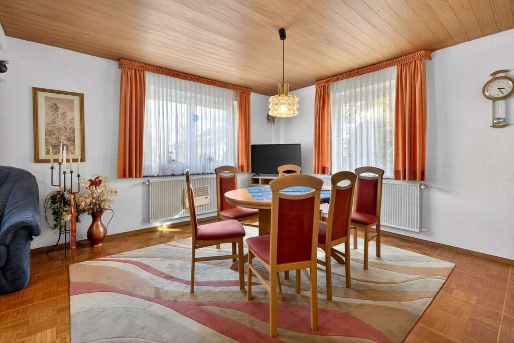 Immobilie in Weidenstetten - Großzügiges Ein-/Zweifamilienhaus mit Gartenidylle – viel Platz, viel Potenzial in Weidenstetten - Bild 2