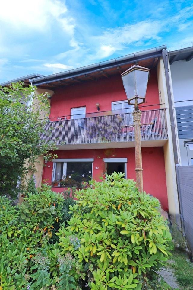 Immobilie in Hof - Achtung! Solide Kapitalanlage oder günstiges Reihenhaus mit Terrasse, Balkon und Garage - Bild 0
